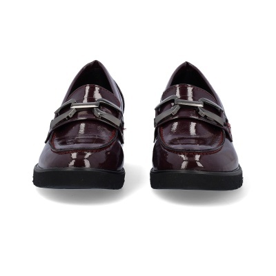 Sapatos mocassim em verniz vinho com sola preta e detalhe metálico.