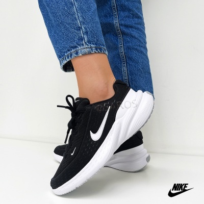 Ténis desportivos Nike pretos com sola branca e logo branco
