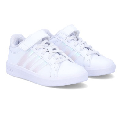 Sapatilhas brancas para crianças com riscas reflexivas e velcro.