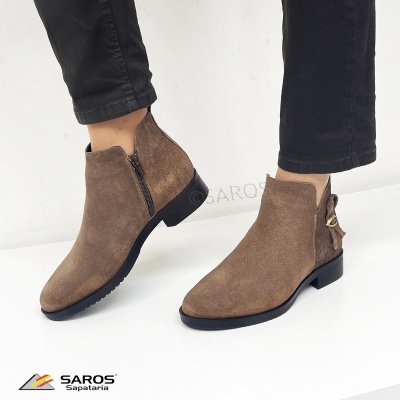 Botas castanhas de camurça com fecho lateral e detalhe de laço na parte traseira.