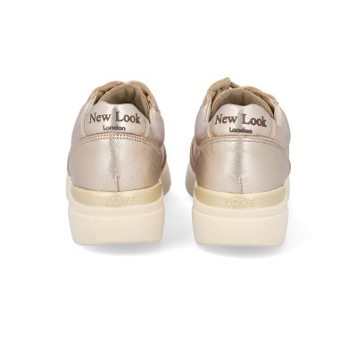 Ténis New Look London perolados visto de trás com sola bege clara