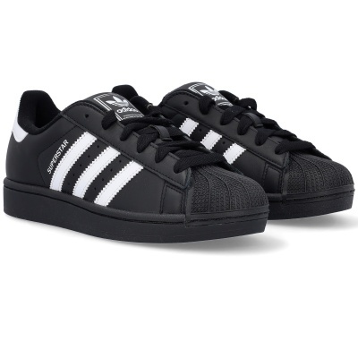Ténis Adidas Superstar pretos com riscas brancas e bico de borracha.
