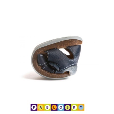 Sapato infantil azul escuro dobrado com sola castanha clara e texto PABLOSKY