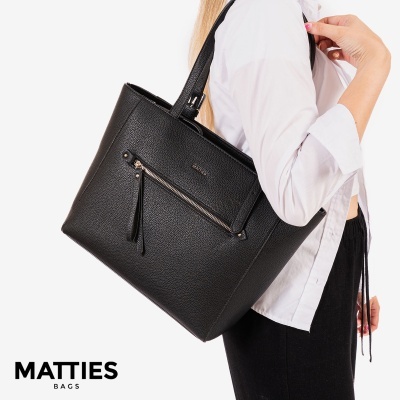 Mala tote preta com bolso frontal e alças duplas