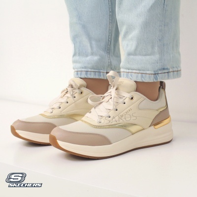 Ténis Skechers bege e dourado com sola branca em fundo branco.