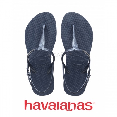 Sandálias Havaianas azul escuro com tira fina e fivela, sobre fundo branco