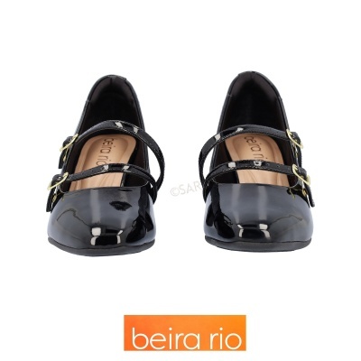 Sapatos femininos pretos em verniz estilo boneca com fivelas douradas e logotipo Beira Rio