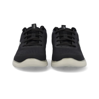 Sapatilhas pretas com sola branca e cadarços pretos