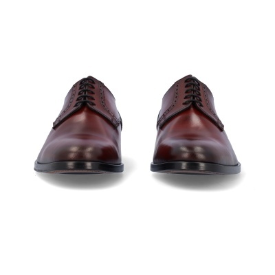 Sapatos clássicos de homem em pele castanha brilhante com atacadores pretos.