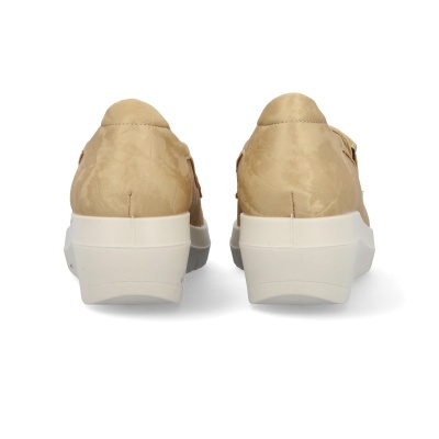 Sapatos bege com sola branca vista de trás