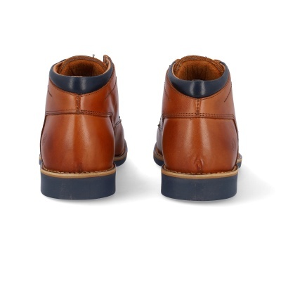Botas masculinas em couro castanho com detalhe azul escuro e sola azul escuro vistas de trás
