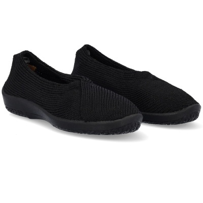 Sapatilhas pretas slip-on com malha texturizada e sola preta