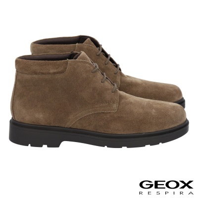 Botins castanhos de camurça com sola preta e atacadores, marca GEOX