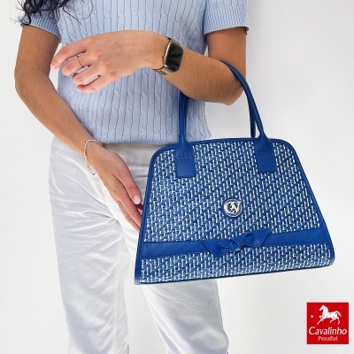 Mala de senhora azul com padrão branco e alças azuis