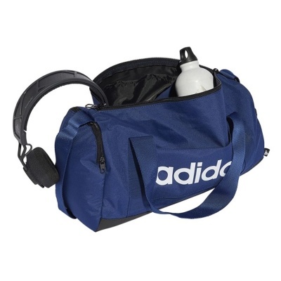 Mala desportiva azul da Adidas com garrafa branca e auscultadores pretos