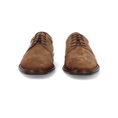 Sapatos castanhos de camurça com atacadores pretos