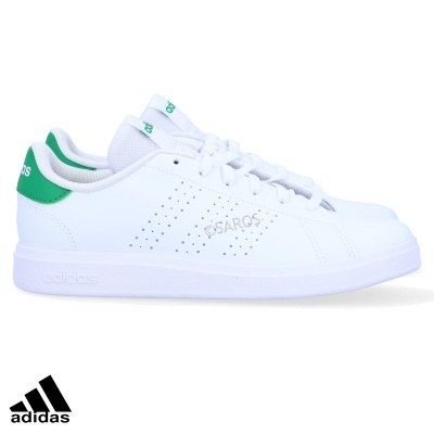 Tênis Adidas branco com detalhes verdes e padrão perfurado nas laterais