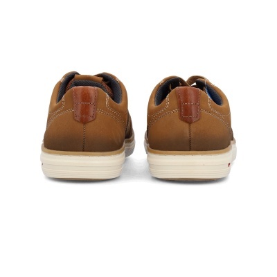 Par de sapatos castanhos em couro com sola branca vistos de trás