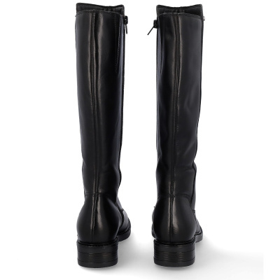 Botas pretas em couro liso com salto baixo e fecho