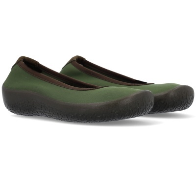 Sapatilhas verdes com sola preta em fundo branco