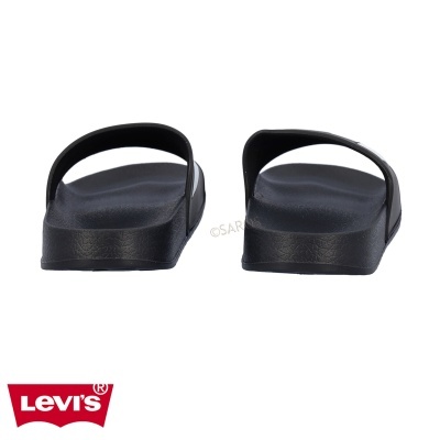 Chinelos pretos Levi's de trás em fundo branco com logo