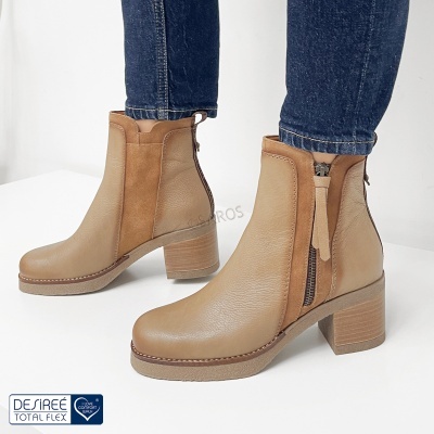 Botins bege em pele e camurça com fecho lateral e salto médio largo