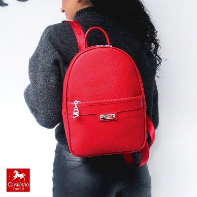 Mochila vermelha Cavalinho usada por modelo