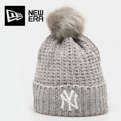Gorro de malha cinzento com pompom cinzento claro e logótipo NY branco