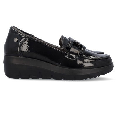 Sapato feminino mocassim verniz preto com sola preta e fivela negra