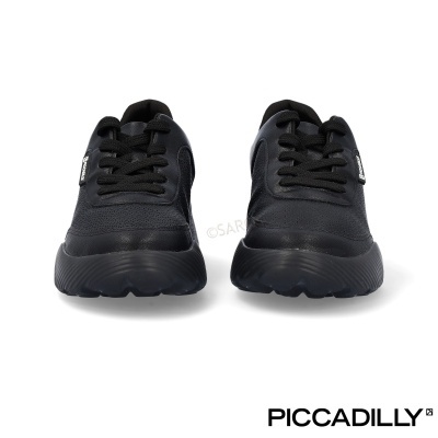 Ténis pretos com atacadores e sola robusta sobre fundo branco