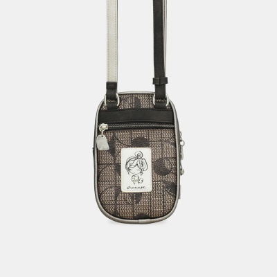 Mala pequena de ombro castanha com padrão e etiqueta branca com desenho