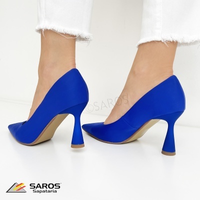 Sapatos de salto em cetim azul com salto alto fino