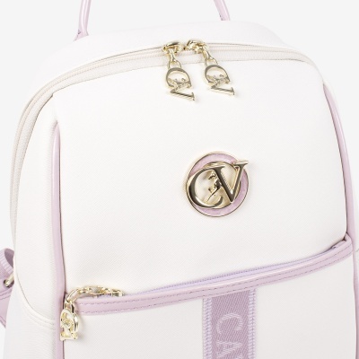 Mochila branca com detalhes lilás e fechos dourados com letras CA