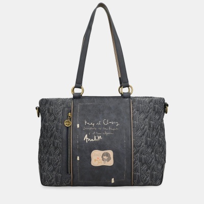 Mala de ombro preta com padrão axadrezado e detalhe frontal com texto e desenho