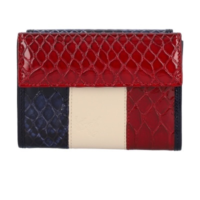Carteira colorida em pele com textura de escamas e padrão em blocos