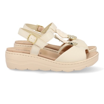 Sandálias femininas creme com fivelas douradas e salto plataforma
