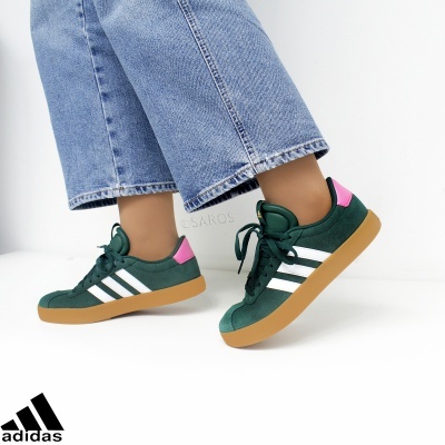 Ténis Adidas verdes com riscas brancas e detalhe rosa no calcanhar