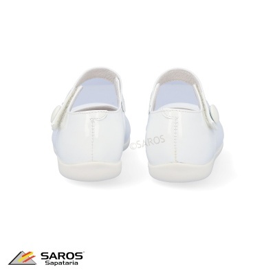 Sapatos infantis brancos de pele com tira ajustável e sola branca