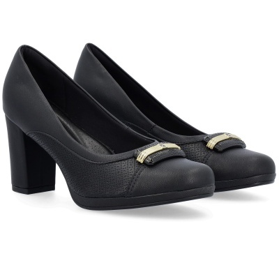 Sapatos de salto alto pretos com detalhe dourado frontal e textura perfurada lateral