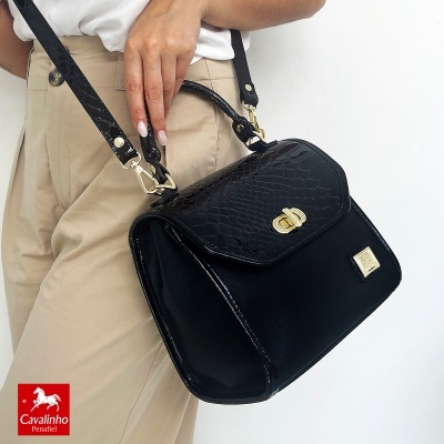 Mala preta de mão e ombro com padrão imitação pele de crocodilo e fecho dourado