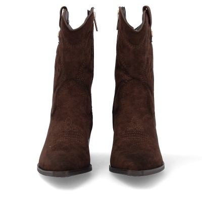 Botas castanhas em camurça com bordados decorativos vistas de frente