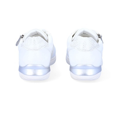 Sapatilhas brancas com detalhes em renda e faixa prateada, vista traseira