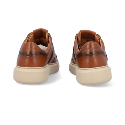 Sapatos baixos de couro castanho com solas grossas bege vistos de trás.