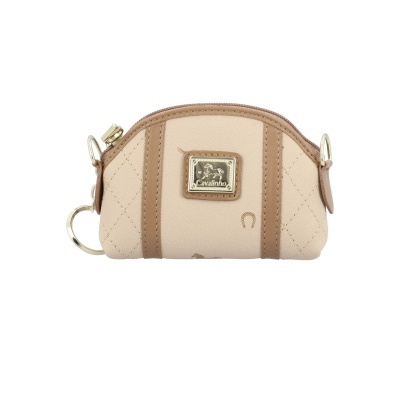 Bolsa pequena bege com detalhes castanhos e etiqueta metálica dourada