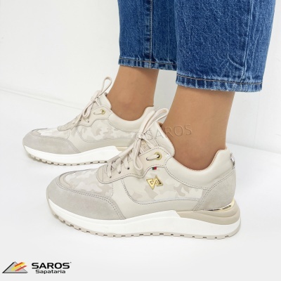 Ténis desportivos bege e cinza claro com padrão camuflado e sola branca