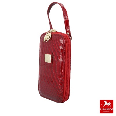 Bolsa vermelha de mão com textura de pele de crocodilo e fecho dourado