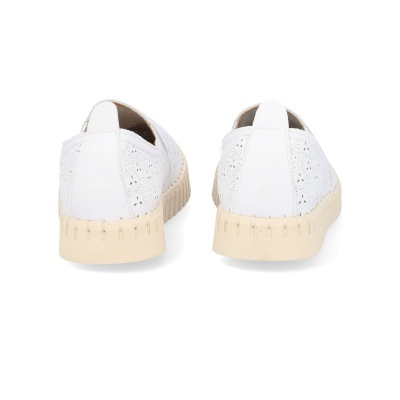 Ténis brancos femininos com padrão perfurado e sola bege, vista traseira