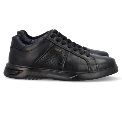 Sapatilhas pretas em pele com detalhes perfurados e placa PEGADA