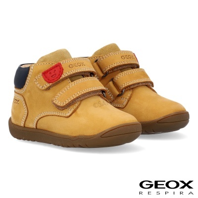 Sapatos infantis castanhos claro com solas castanhas e detalhes vermelhos e azul escuro