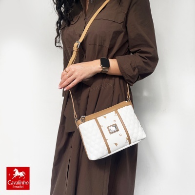 Mala tiracolo branca e bege Cavalinho em padrão matelassê com detalhes em couro sintético
